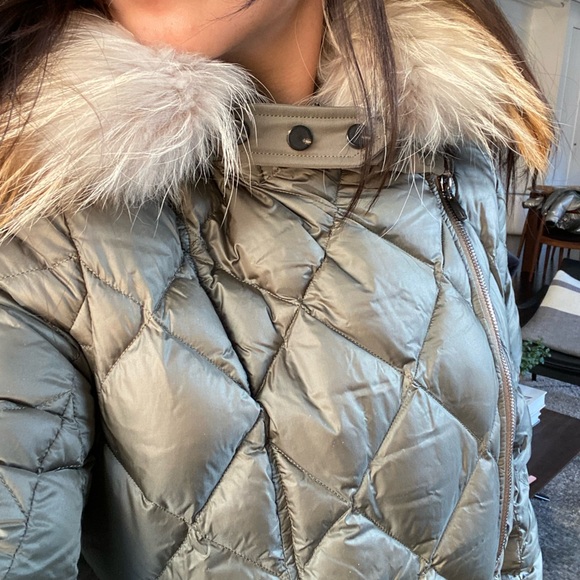 Quilted Down Coat with detachable hood, designed with zip pockets. Size IT 40. - Picture 3 of 10